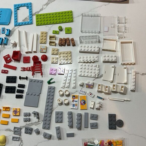 Lego Friends | 41310 Heartlake Gift Delivery Complete Set Legos - Picture 5 of 8